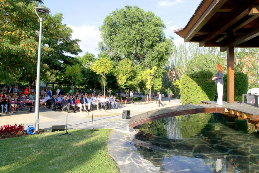 Presentación Obra "El Pequeño Libro de los Grandes Valores" - Imagen lateral del entorno  natural de la  presentación.