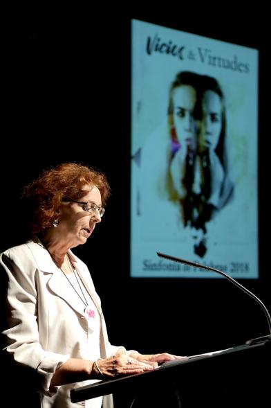 Presentación del Libro Sinfonía de Palabras 2018 y Entrega Premio Ganador Certamen MIcrorrelatos - Primer plano de Angela Pradel,  la ganadora del concurso.