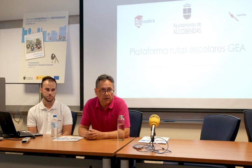 Presentación de la Plataforma de Transporte Escolar - Primer plano de dos presentadores de la plataforma.  