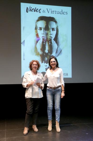 Presentación del Libro Sinfonía de Palabras 2018 y Entrega Premio Ganador Certamen MIcrorrelatos - Imagen de Angela Pradel,  la ganadora del concurso.