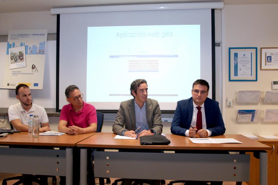 Presentación de la Plataforma de Transporte Escolar - Primer plano de la mesa con Aitor Retolaza, responsable de distrito urbanizaciones y empresarial, el vice alcalde Arranz y varios responsables de la plataforma.
