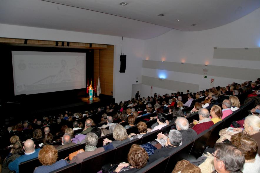 Presentación Fiestas Virgen de la Paz 2019 - Imagen lateral de los asistentes a la presentación y el escenario.