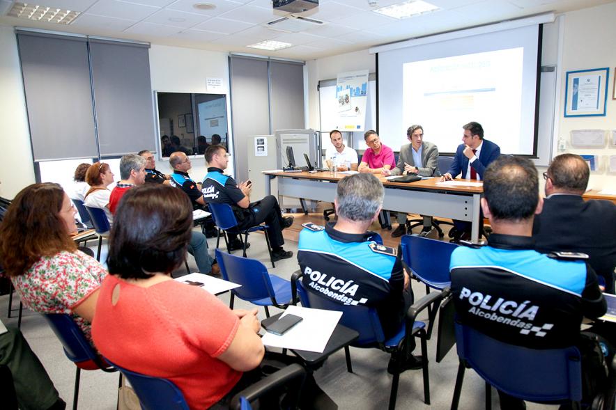 Presentación de la Plataforma de Transporte Escolar - Panorámica de la sala,  la mesa de ponentes con el vice alcalde Arranz y miembros de la policía municipal.