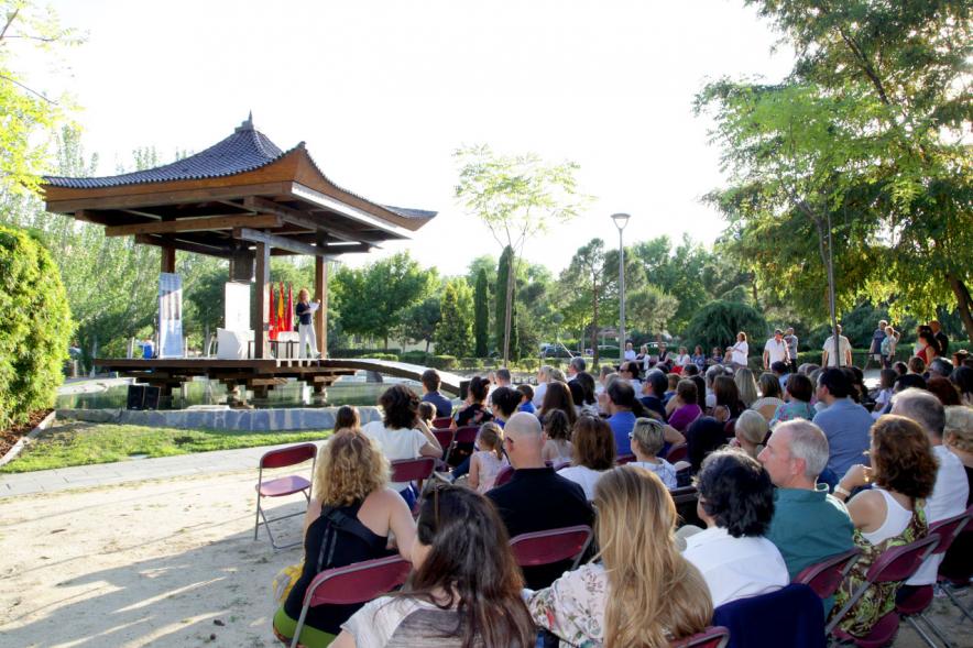 Presentación Obra "El Pequeño Libro de los Grandes Valores" -Imagen lateral de los asistentes y el monumento de la Campana de la Paz.