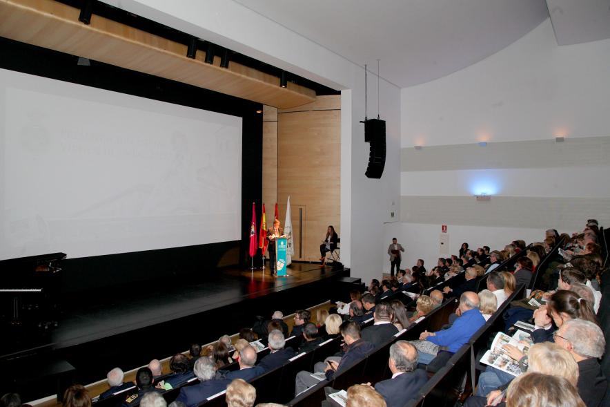 Presentación Fiestas Virgen de la Paz 2019 - Imagen lateral de los asistentes a la presentación y el escenario.