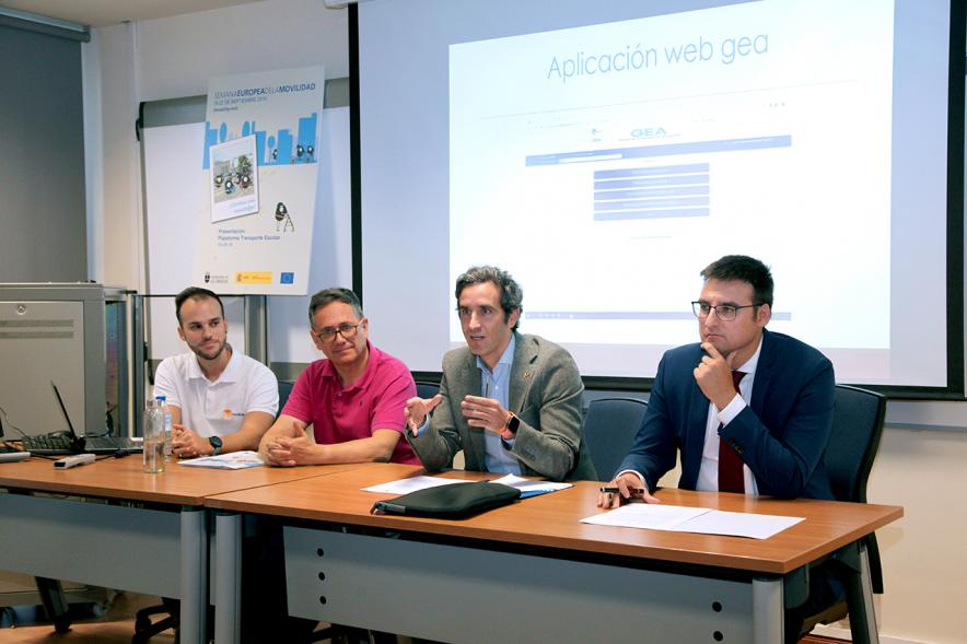 Presentación de la Plataforma de Transporte Escolar - Primer plano de la mesa con Aitor Retolaza, responsable de distrito urbanizaciones y empresarial, el vice alcalde Arranz y varios responsables de la plataforma.