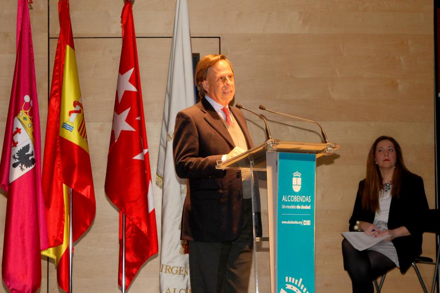 Presentación Fiestas Virgen de la Paz 2019 - Primer plano del alcalde García de Vinuesa en el escenario  con  las banderas Constitucionales.