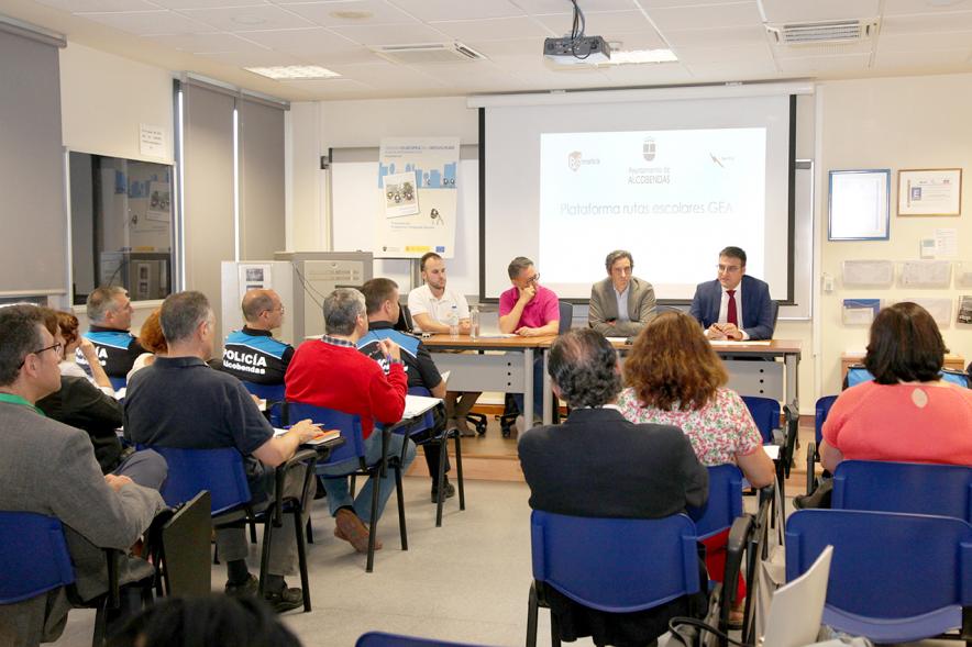 Presentación de la Plataforma de Transporte Escolar - Imagen general de la sala con los asistentes y la mesa con las autoridades municipales.