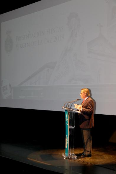 Presentación Fiestas Virgen de la Paz 2019 - Imagen del alcalde García Vinuesa en el escenario. 