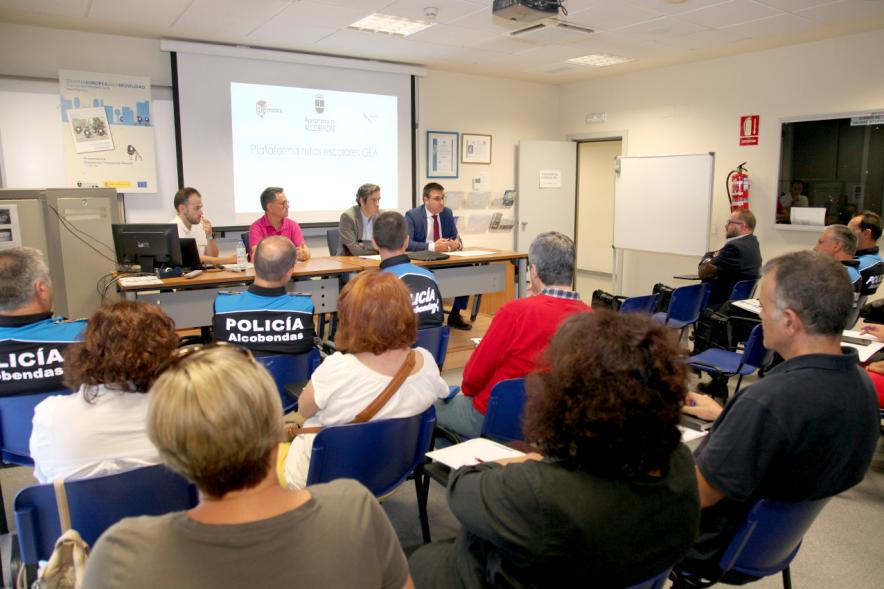 Presentación de la Plataforma de Transporte Escolar -  Imagen general de la sala, la policía municipal, los asistentes  y la mesa con las autoridades municipales. 