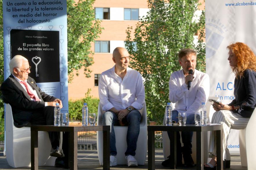 Presentación Obra "El Pequeño Libro de los Grandes Valores" - Coloquio de los presentadores  con  el Padre Ángel. 