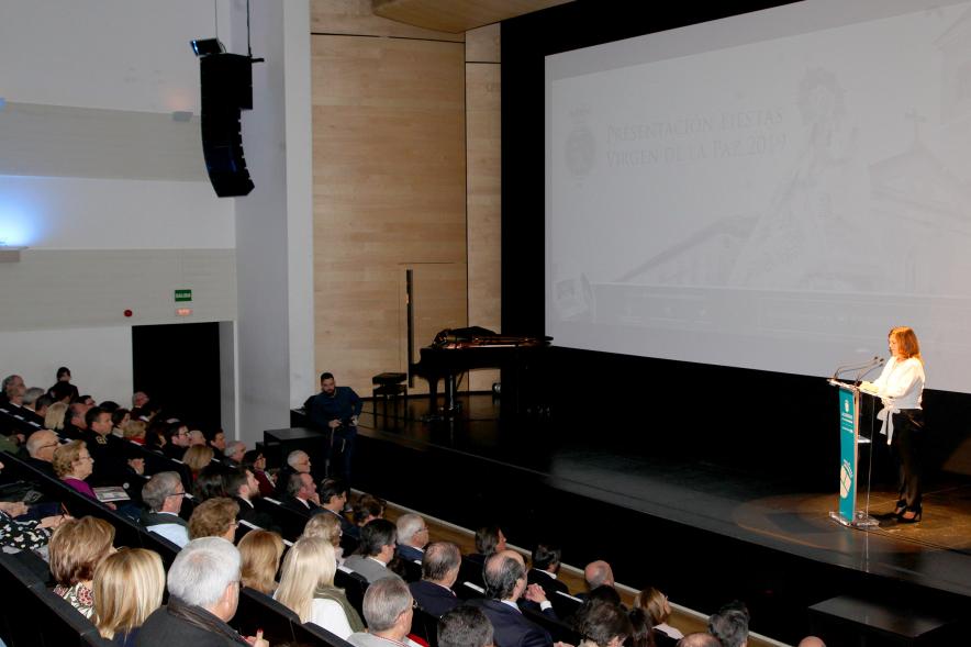 Presentación Fiestas Virgen de la Paz 2019 - Imagen lateral de los asistentes a la presentación y el escenario.