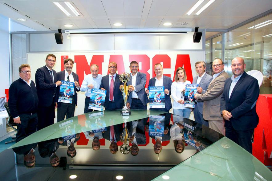 Presentación Madrid International Cup U14 2019 - Imagen donde podemos ver alcalde Rafael Sánchez Acera, el vicealcalde Miguel Ángel Arranz, la concejal de Deportes María Espín, el presidente de la Federación de Fútbol de Madrid Paco Díez, y representantes de la organización.
