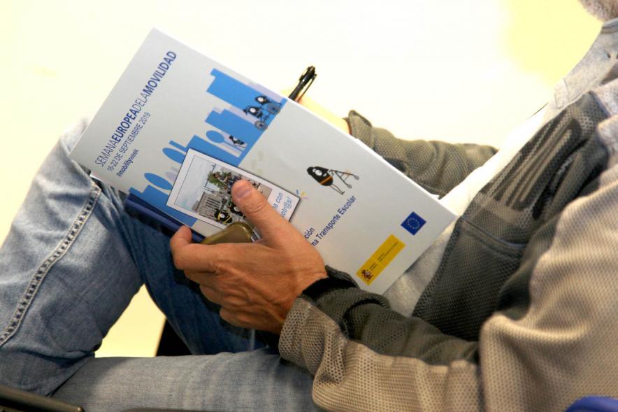 Presentación de la Plataforma de Transporte Escolar - Primer plano de un folleto sobre la plataforma.
