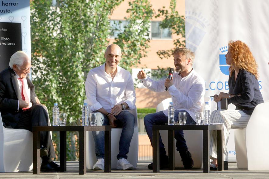 Presentación Obra "El Pequeño Libro de los Grandes Valores" - Coloquio de la autora con las autoridades .