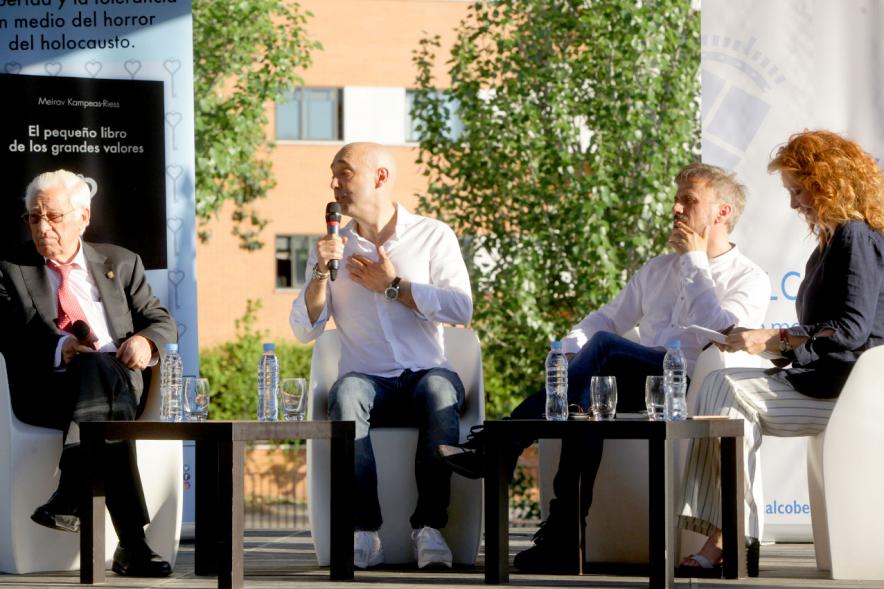 Presentación Obra "El Pequeño Libro de los Grandes Valores" - Coloquio de la autora con las autoridades .