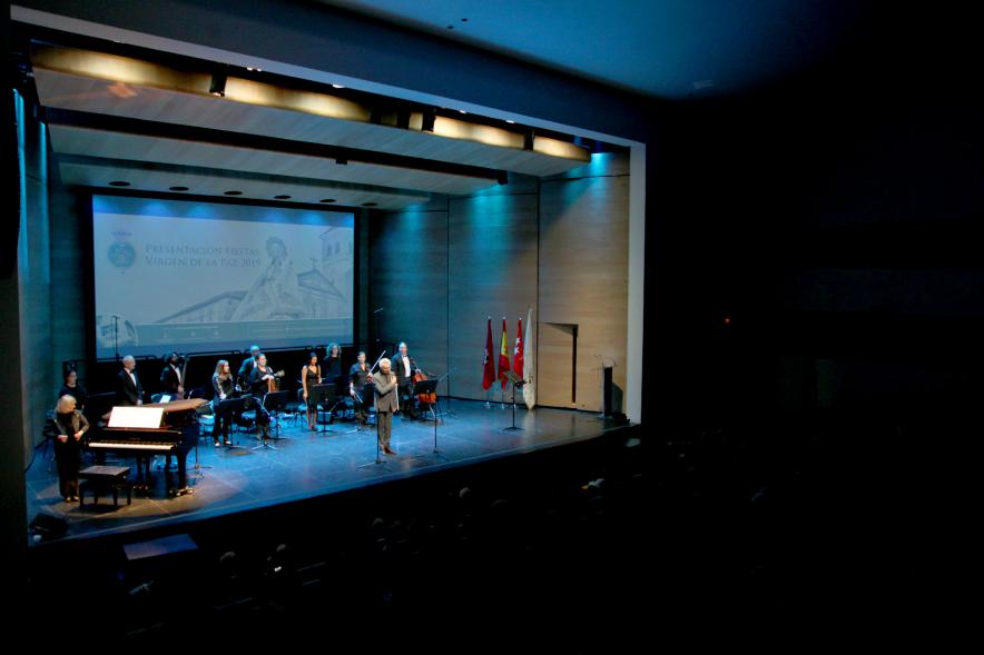 Presentación Fiestas Virgen de la Paz 2019 - Panorámica del escenario con  la actuación musical.