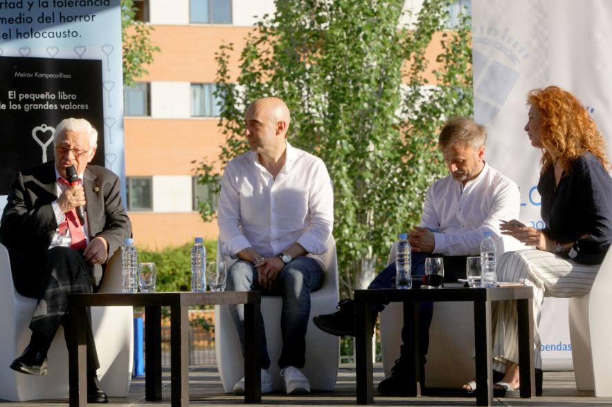 Presentación Obra "El Pequeño Libro de los Grandes Valores" - Coloquio de la autora con las autoridades.