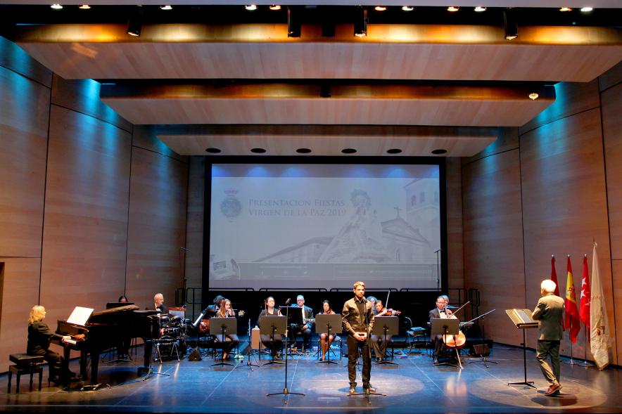 Presentación Fiestas Virgen de la Paz 2019 - Plano del escenario con la orquesta y un solista junto al director.