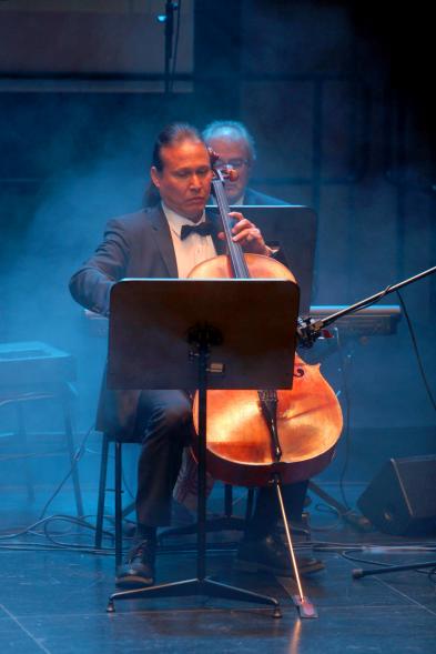 Presentación Fiestas Virgen de la Paz 2019 - Primer plano del violonchelista.