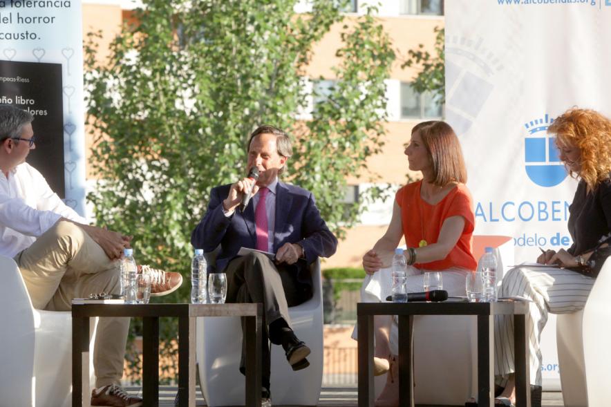 Presentación Obra "El Pequeño Libro de los Grandes Valores" - Coloquio de la autora con las autoridades 