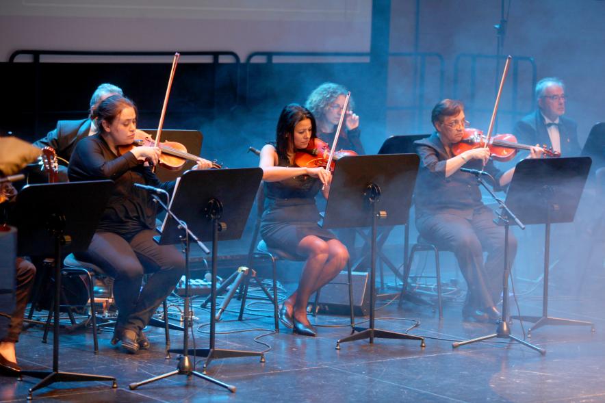 Presentación Fiestas Virgen de la Paz 2019 - Imagen parcial del escenario con la actuación de los violines. 