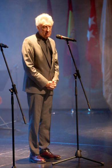 Presentación Fiestas Virgen de la Paz 2019 -  Imagen del director de la orquesta dirigiéndose al público.