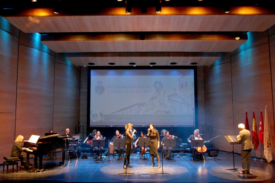 Presentación Fiestas Virgen de la Paz 2019 - Panorámica del escenario con la orquesta y la actuación de dos cantantes.