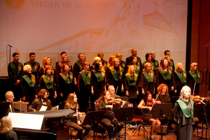 Presentación Fiestas Virgen de la Paz 2019 - Imagen parcial del escenario con la orquesta y la coral.