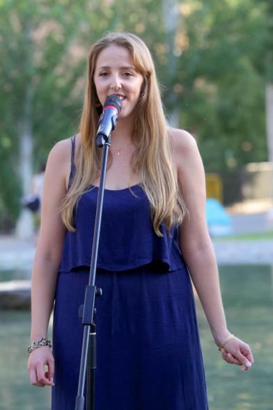 Presentación Obra "El Pequeño Libro de los Grandes Valores" - Imagen de la joven cantante.