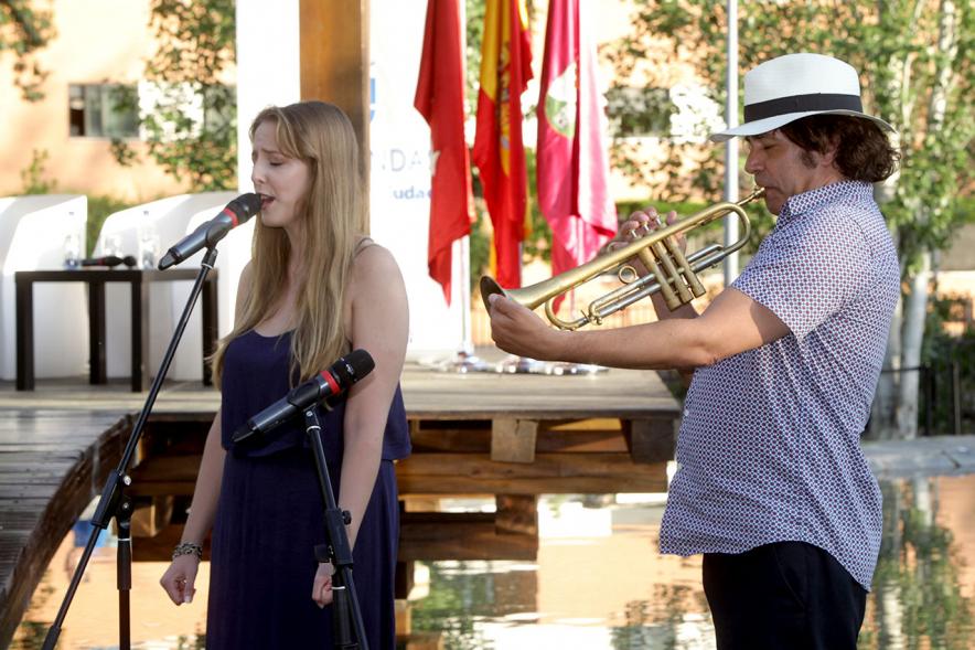 Presentación Obra "El Pequeño Libro de los Grandes Valores" -Imagen de la actuación musical.