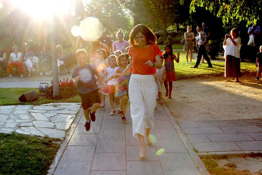 Presentación Obra "El Pequeño Libro de los Grandes Valores" - Imagen de la autora  jugando con los niños.