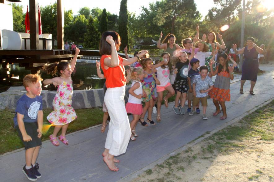Presentación Obra "El Pequeño Libro de los Grandes Valores" -  Imagen de la autora jugando con los niños.