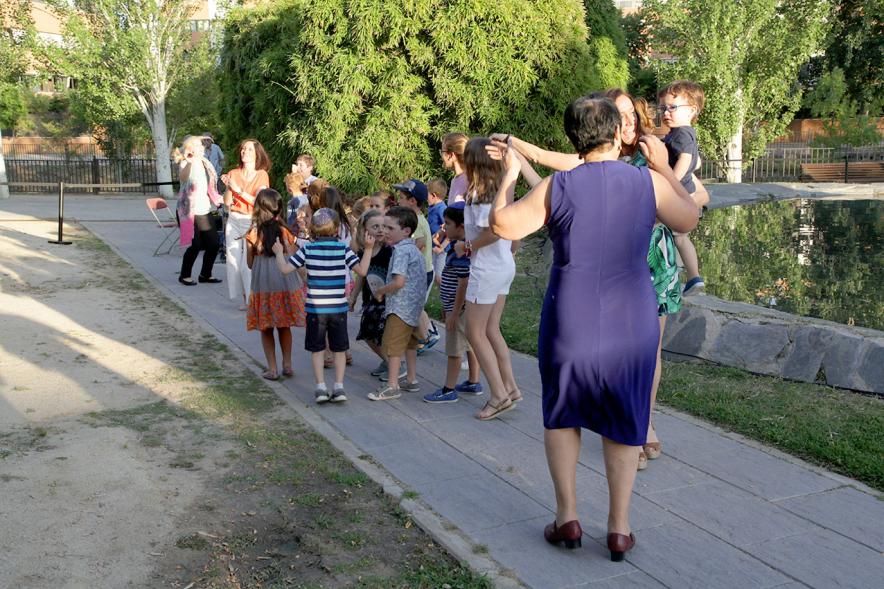 Presentación Obra "El Pequeño Libro de los Grandes Valores" -  Imagen de los niños con la autora.