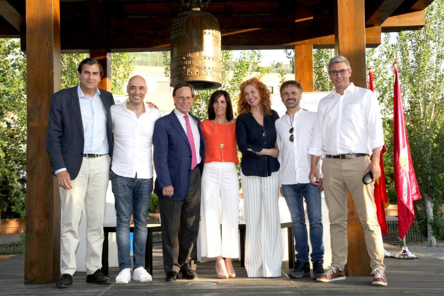 Presentación Obra "El Pequeño Libro de los Grandes Valores" - Posado de las autoridades  con la autora.