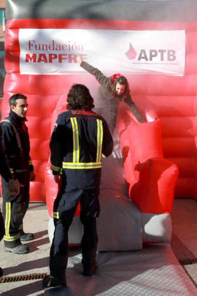 Presentación Semana de la Prevención de Incendios -  Los bomberos en el simulacro.