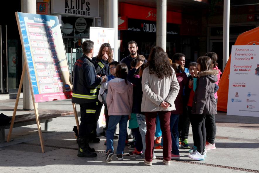 Presentación Semana de la Prevención de Incendios - Los bomberos informando.