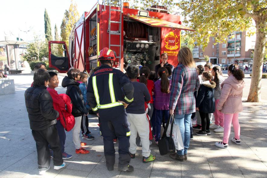 Presentación Semana de la Prevención de Incendios -  Los bomberos explicando.