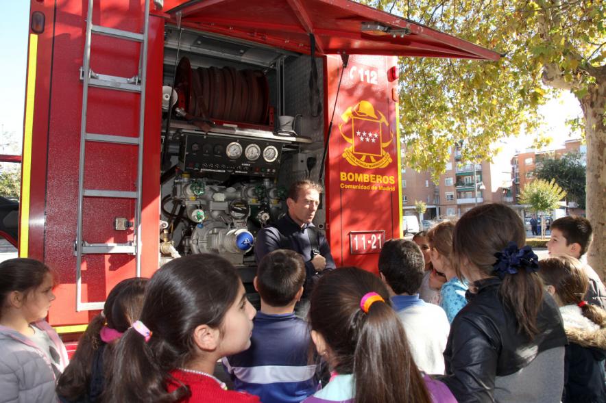 Presentación Semana de la Prevención de Incendios -  Los bomberos explicando.