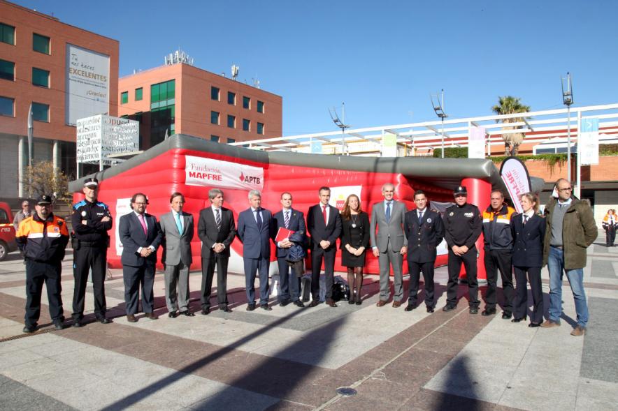 Presentación Semana de la Prevención de Incendios -  Las autoridades con  los  mandos.