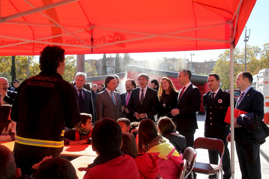 Presentación Semana de la Prevención de Incendios -Las autoridades con  los responsables.