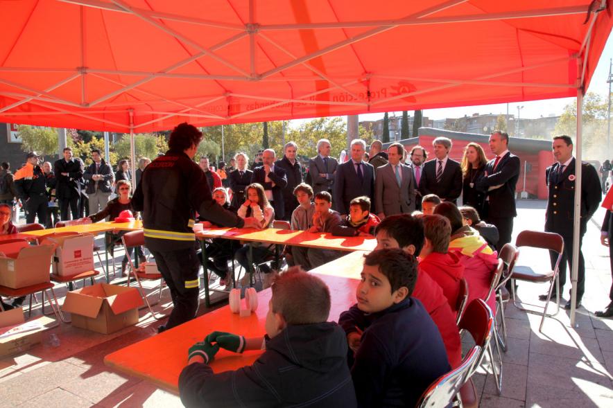 Presentación Semana de la Prevención de Incendios - Los bomberos explican a los participantes.