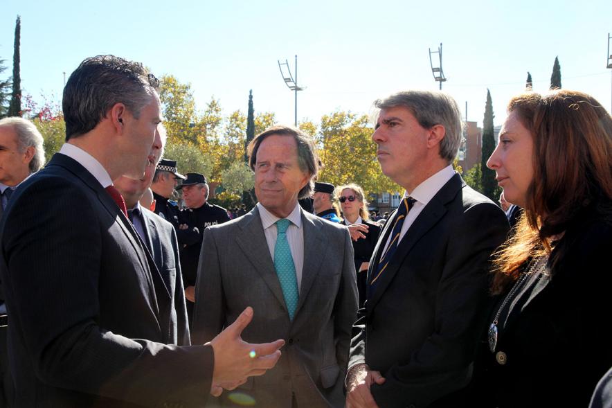 Presentación Semana de la Prevención de Incendios -  Las autoridades  con el responsable.