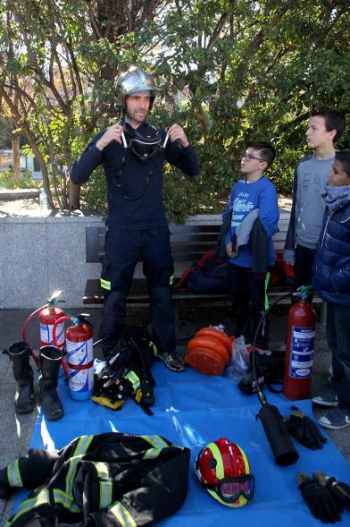 Presentación Semana de la Prevención de Incendios -  Un bombero explicando.