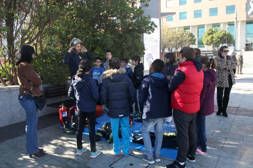Presentación Semana de la Prevención de Incendios -  Un bombero explicando. 