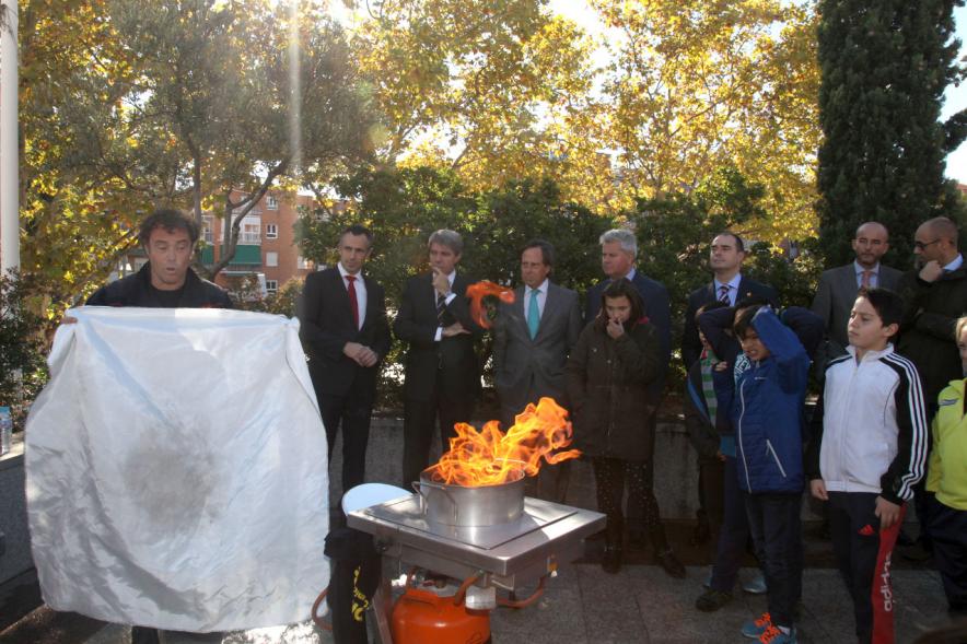 Presentación Semana de la Prevención de Incendios -  Un bombero explicando.