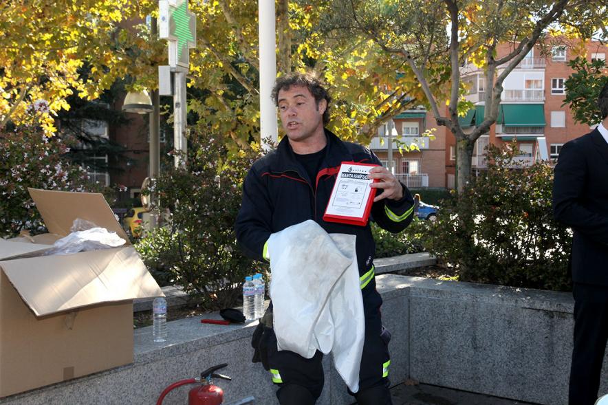 Presentación Semana de la Prevención de Incendios -  Un bombero explicando.