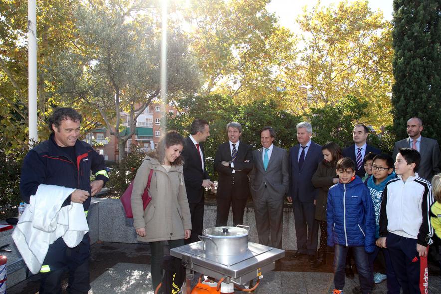 Presentación Semana de la Prevención de Incendios - Las autoridades con los bomberos.