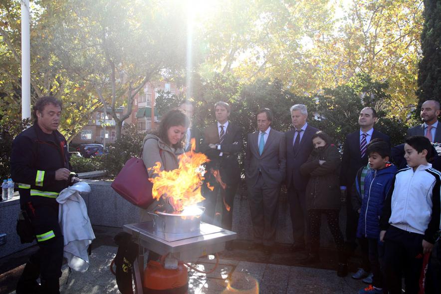 Presentación Semana de la Prevención de Incendios -  Bombero, autoridades y los participantes en un simulacro.