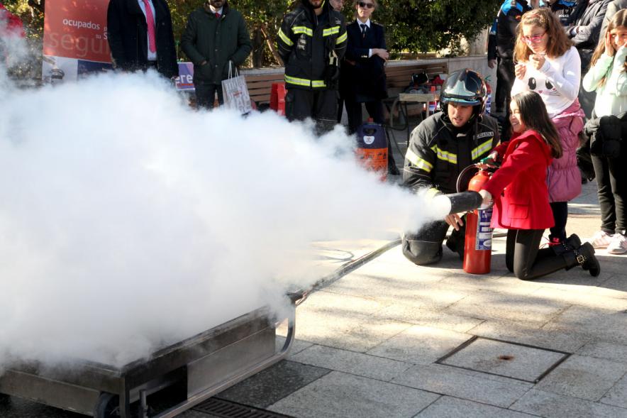 Presentación Semana de la Prevención de Incendios - Los participantes en el simulacro de fuego.